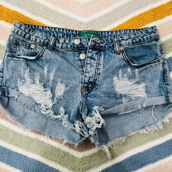 Signature Eight Button Fly Distressed Jean Shorts - Size Large - Picture 1 of 5